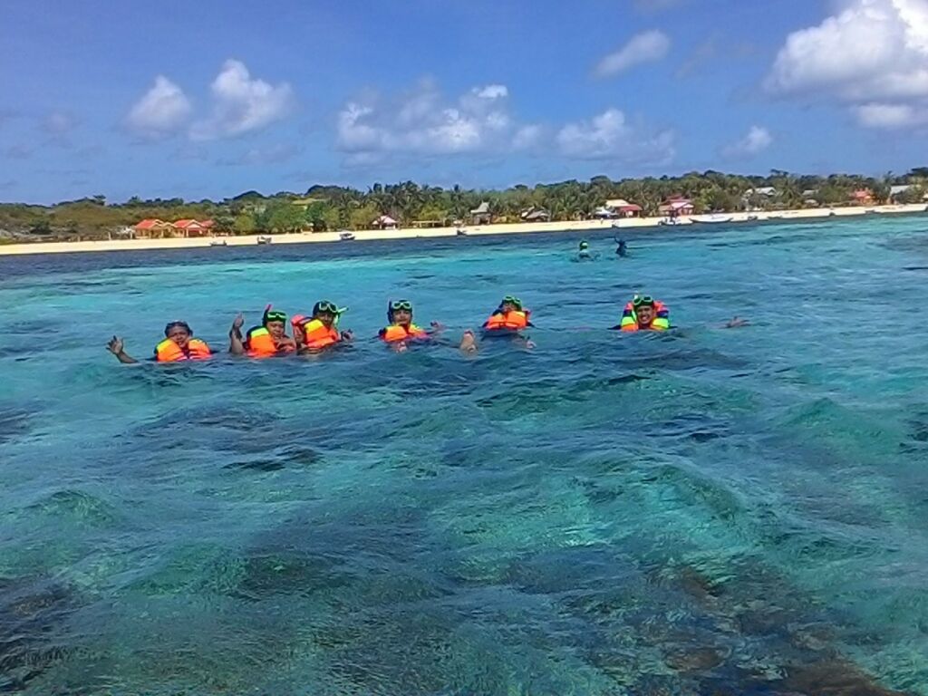 Selain berenang, pengunjung juga bisa menikmati diving atau snorkeling di Pantai Bara 