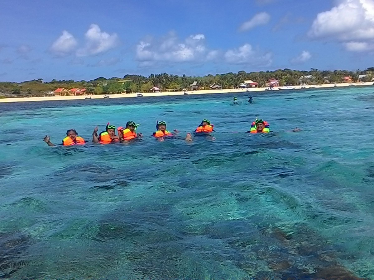 Selain berenang, pengunjung juga bisa menikmati diving atau snorkeling di Pantai Bara 