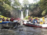 Pengunjung yang bersiap untuk rafting di Curug Bengkawah