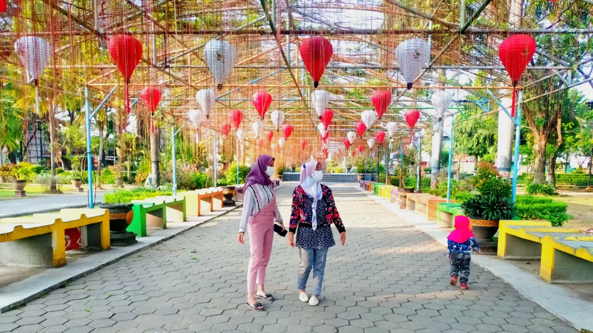 ornamen hiasan di taman alun-alun kota madiun