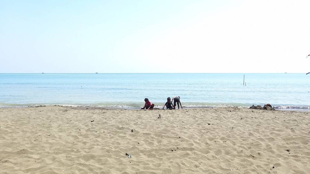 Air laut bersih dan pasir yang lembut di Pantai Widuri