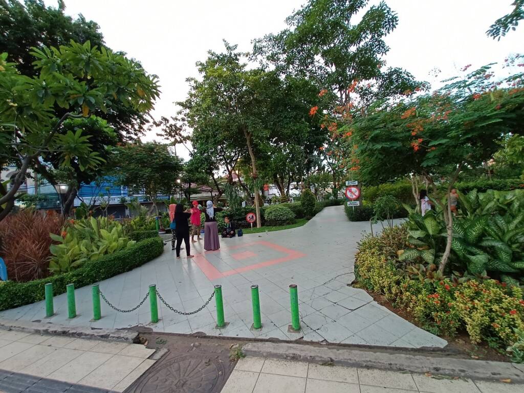 Taman dengan area hijau