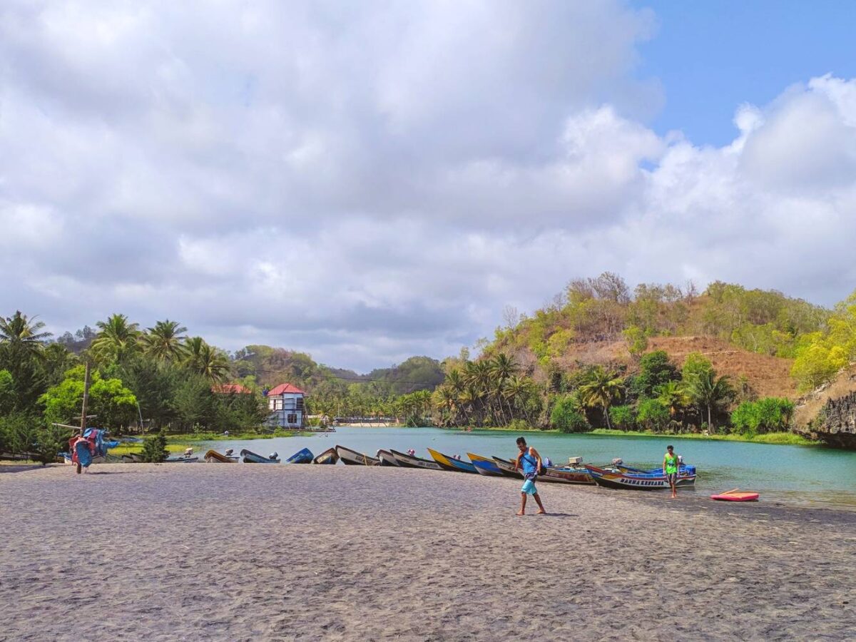 Area tepi pantai ngiroboyo berpasir hitam eksotis