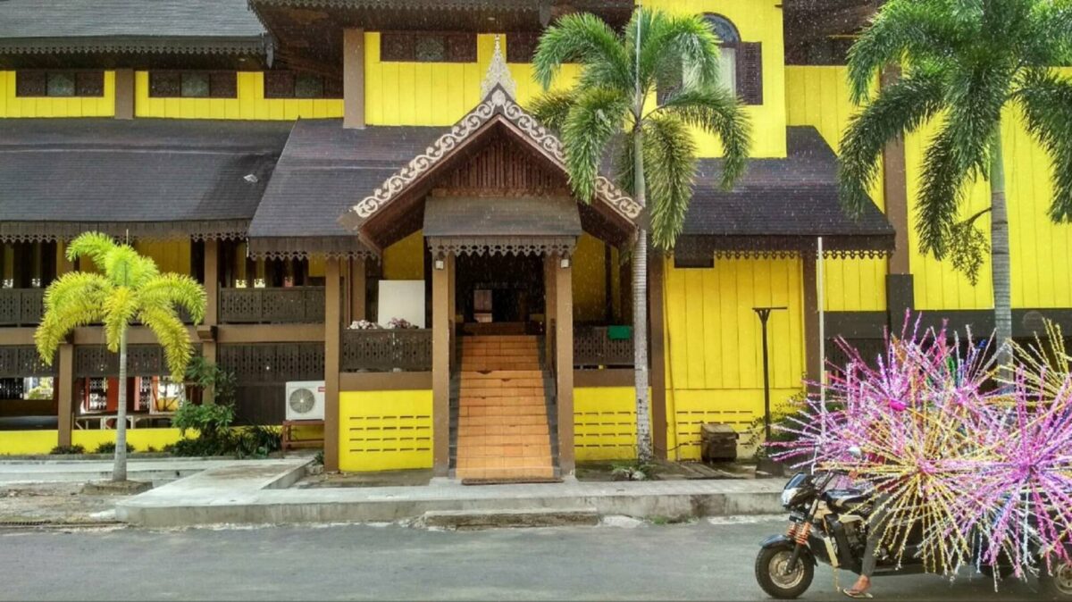 Bangunan rumah adat melayu tampak depan