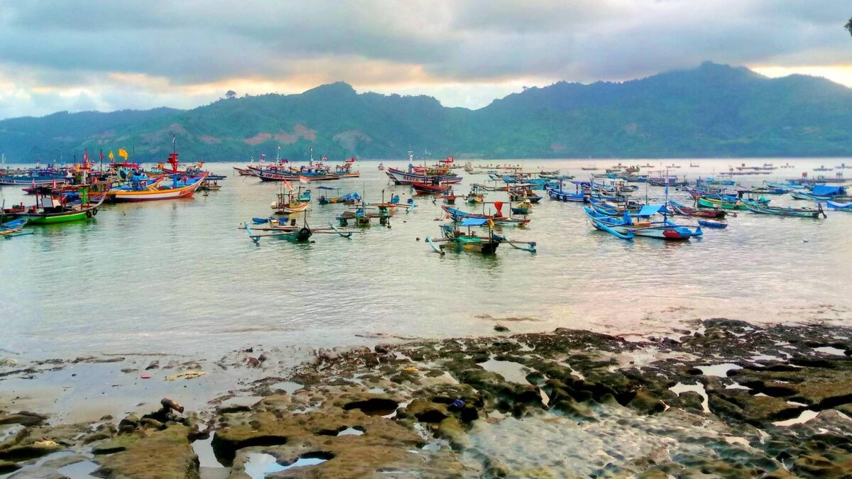Barisan perahu nelayan di pantai popoh