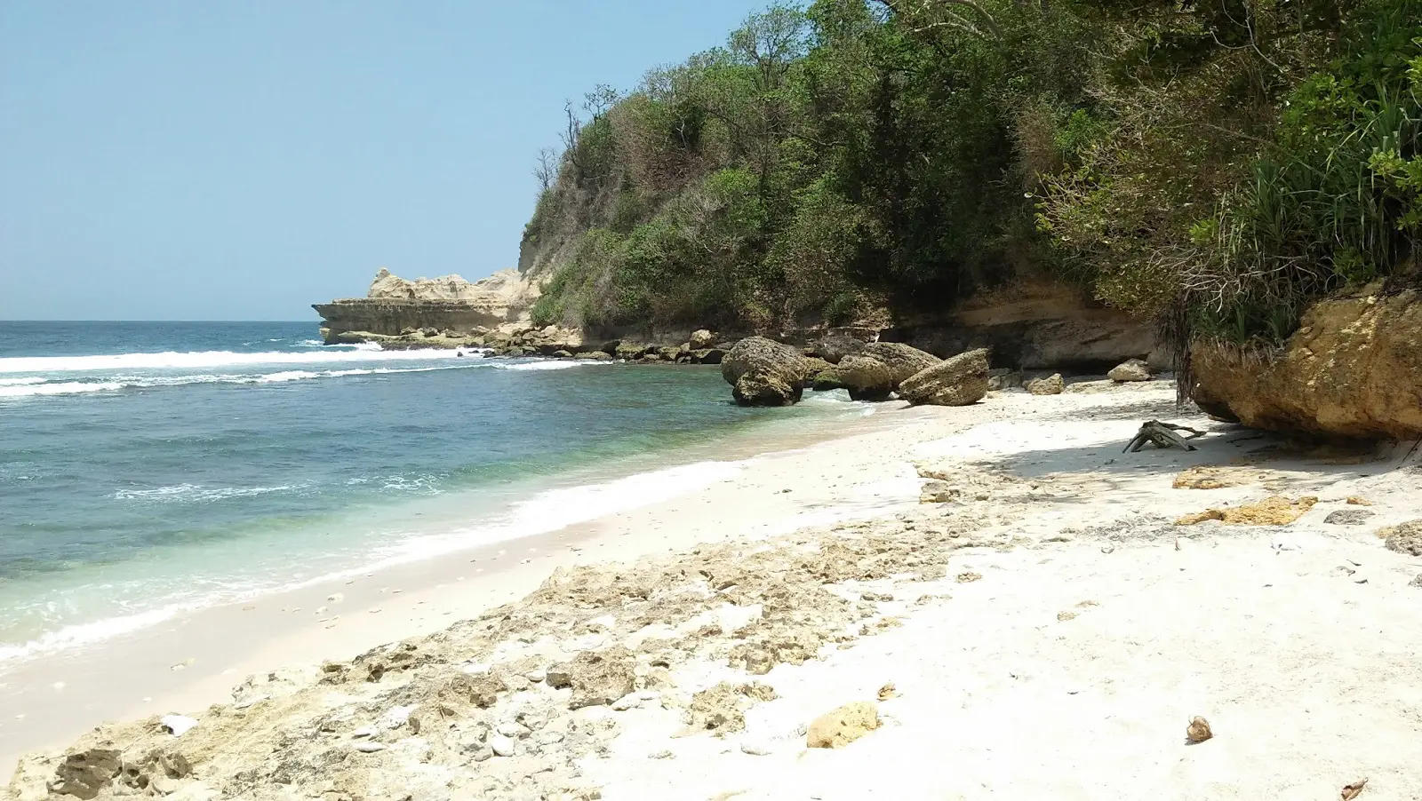 Pantai berpasir putih bersih