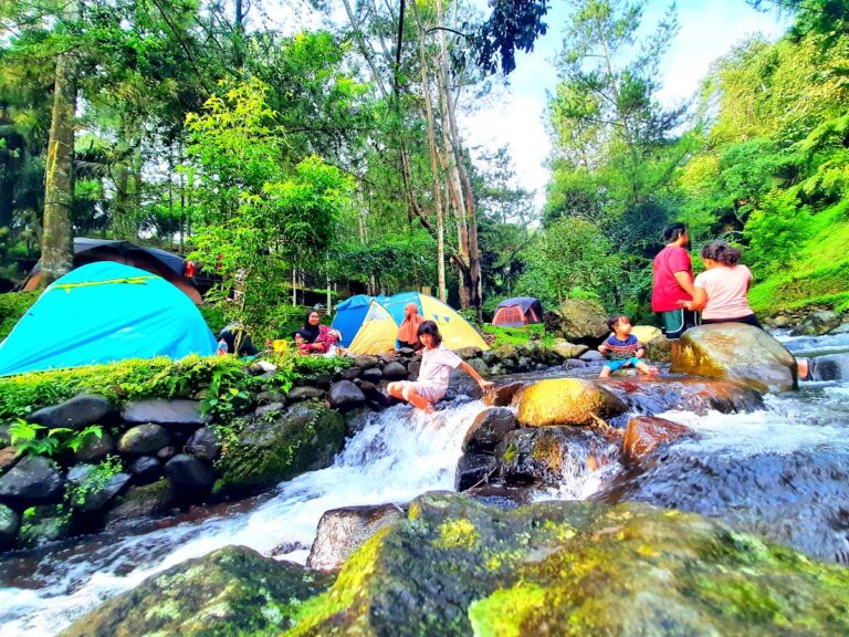 Berkemah di pinggir sungai