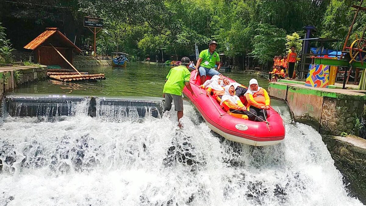 Wisatawan bermain arung jeram di Gronjong Wariti