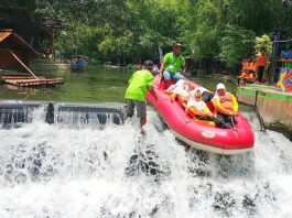 Wisatawan bermain arung jeram di Gronjong Wariti