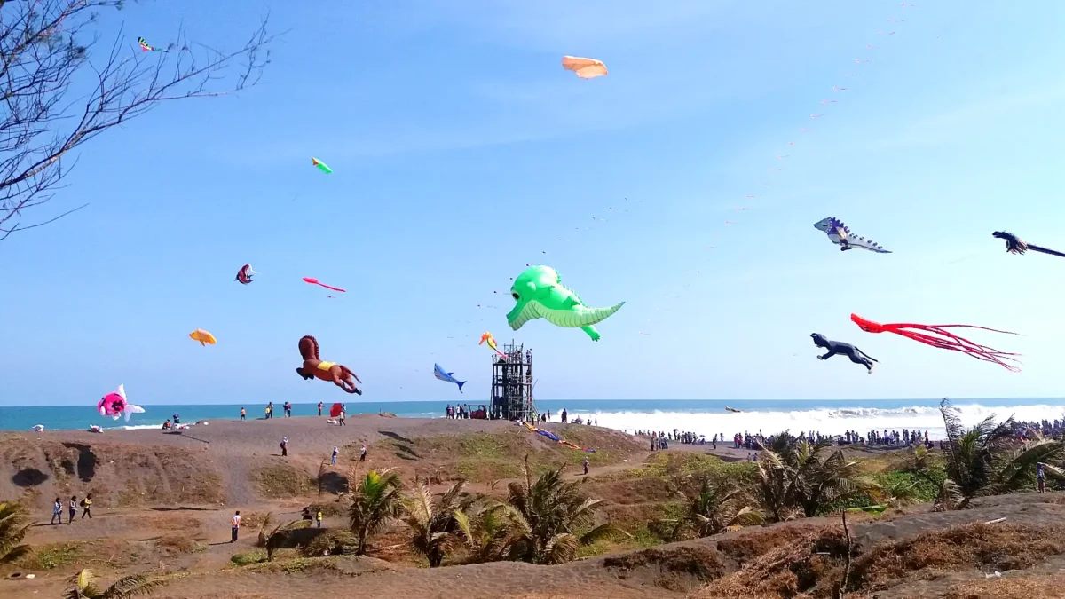 festival layang-layang di pantai ketawang