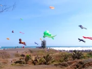 festival layang-layang di pantai ketawang