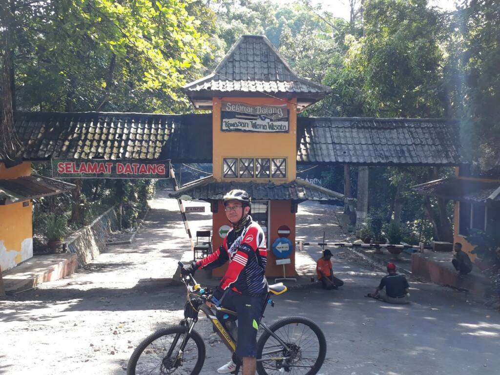 Pengunjung yang bersepeda di Hutan Penggaron