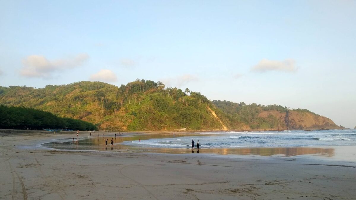 Area tepi pantai Jolosutro berpasir coklat kehitaman lembut