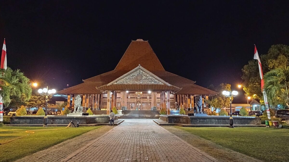 Bangunan berbentuk rumah joglo di alun-alun ponorogo