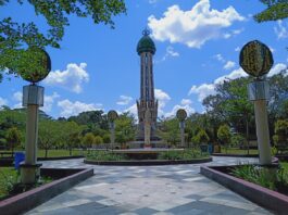 Tugu dengan ornamen khas Dayak