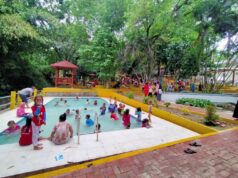 Pengunjung berenang di kolam renang pemandian Bayanan