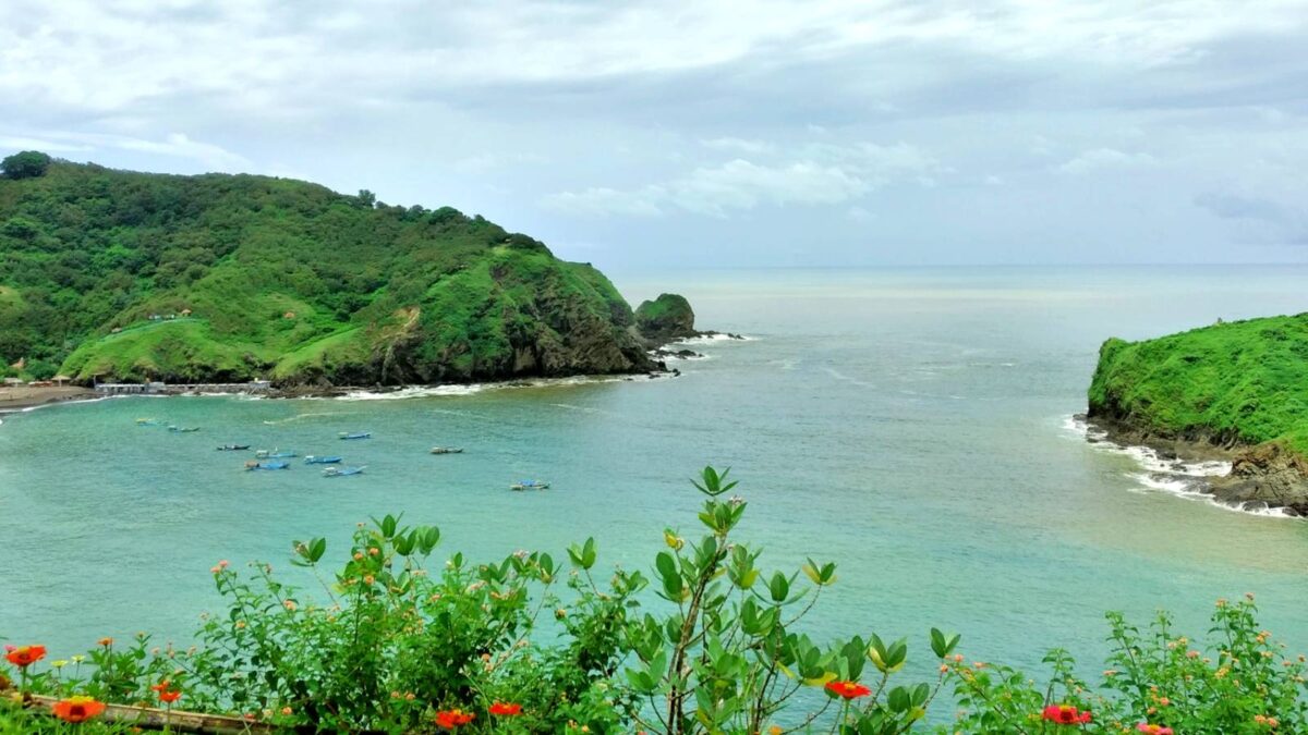 Keindahan laut dari atas bukit