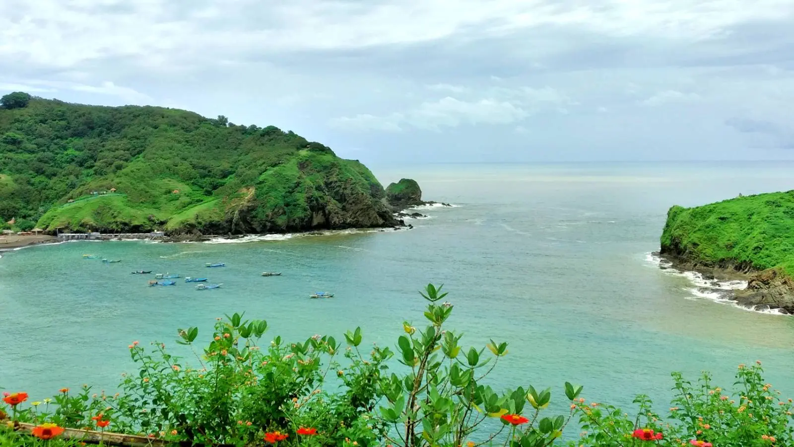 Keindahan laut dari atas bukit