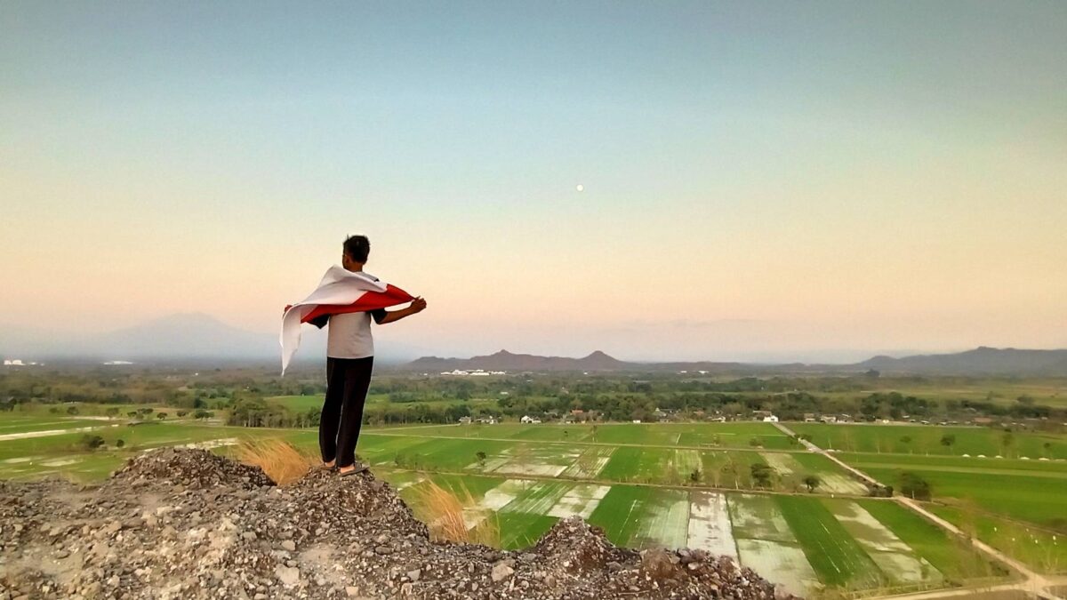 Pemandangan area sawa dari puncak gunung pegat