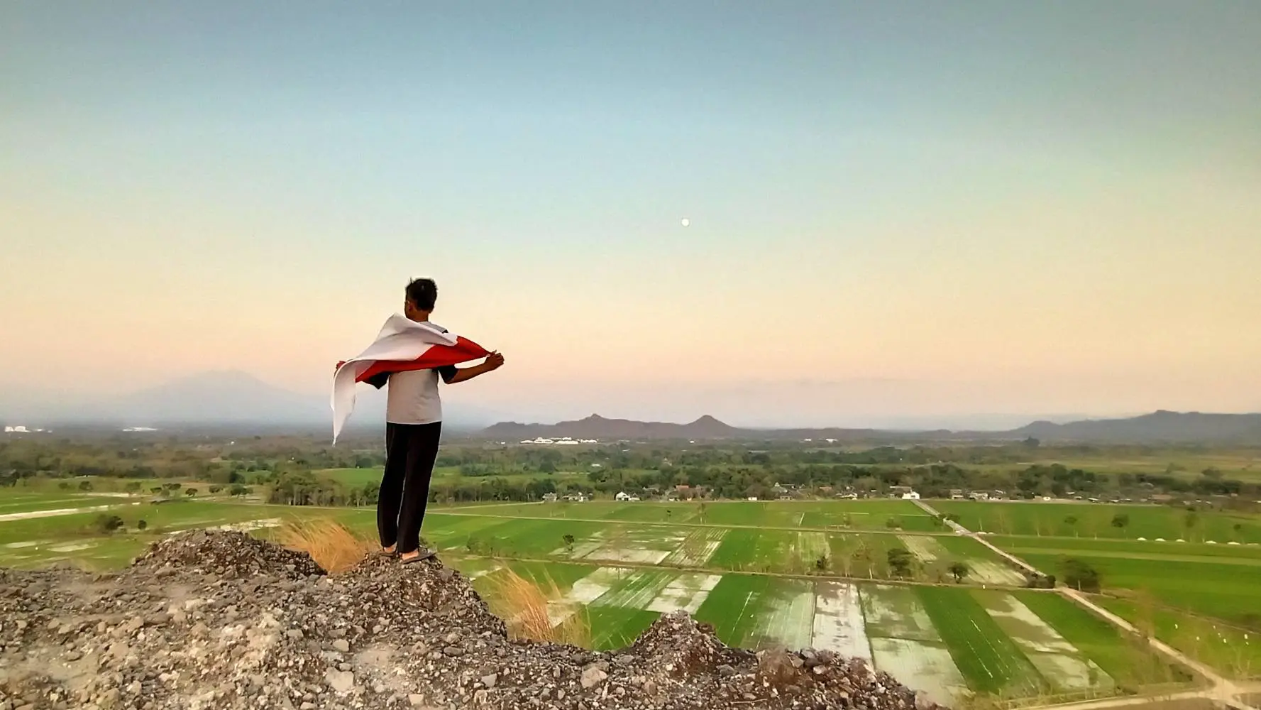 Pemandangan area sawa dari puncak gunung pegat