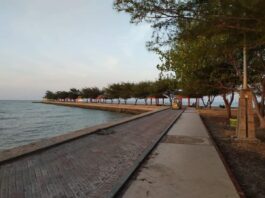 Pantai dengan bebatuan di tepinya