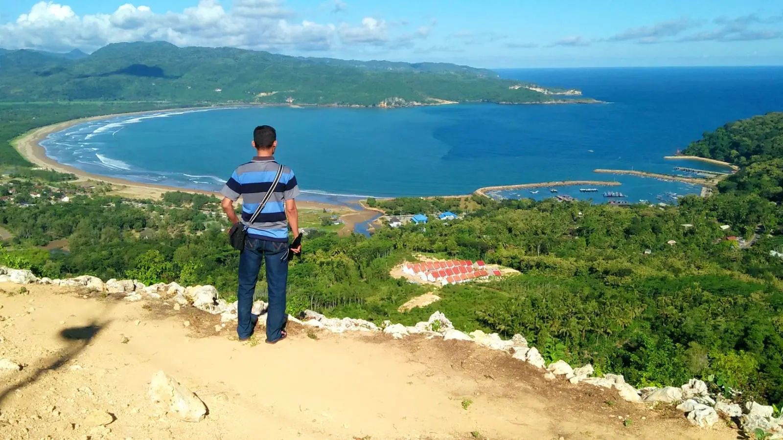 Panorama bentang alam laut dari ketinggian Sentono Gentong