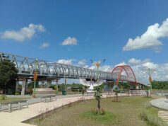 jembatan dengan taman yang indah dibawahnya