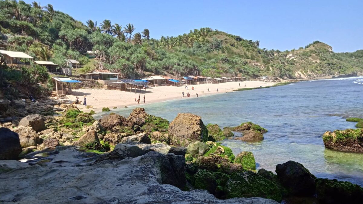 Pantai yang masih alami