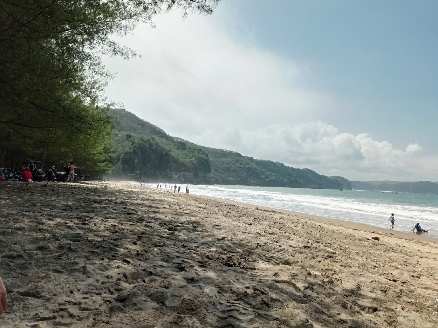 Merenda Waktu di Tebing Pantai Sine: Menikmati Keindahan Samudera Indonesia dari Ketinggian