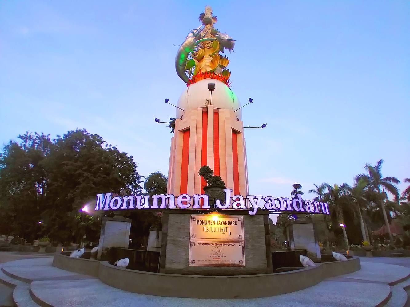 Suasana malam hari di monumen Jayandaru