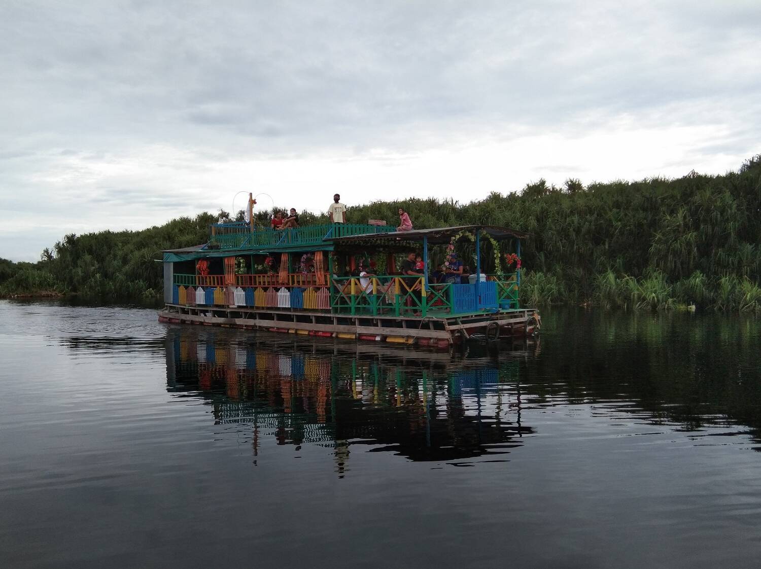 Perahu untuk menyusuri Sungai Koran via Dermaga Kereng Bangkirai