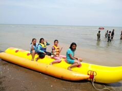 Pengunjung yang akan menikmati wahana Banana Boat di sini