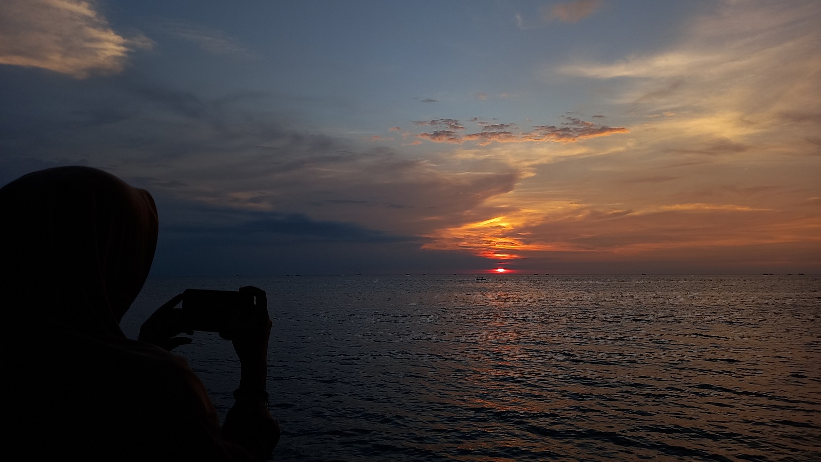 Pemandangan sunset di Pantai Kartini
