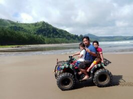 Pantai dengan banyak wahana