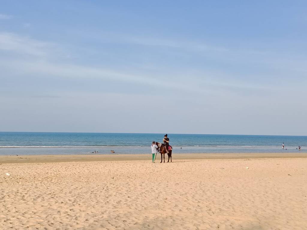 Menunggang Kuda di Pantai Lombang