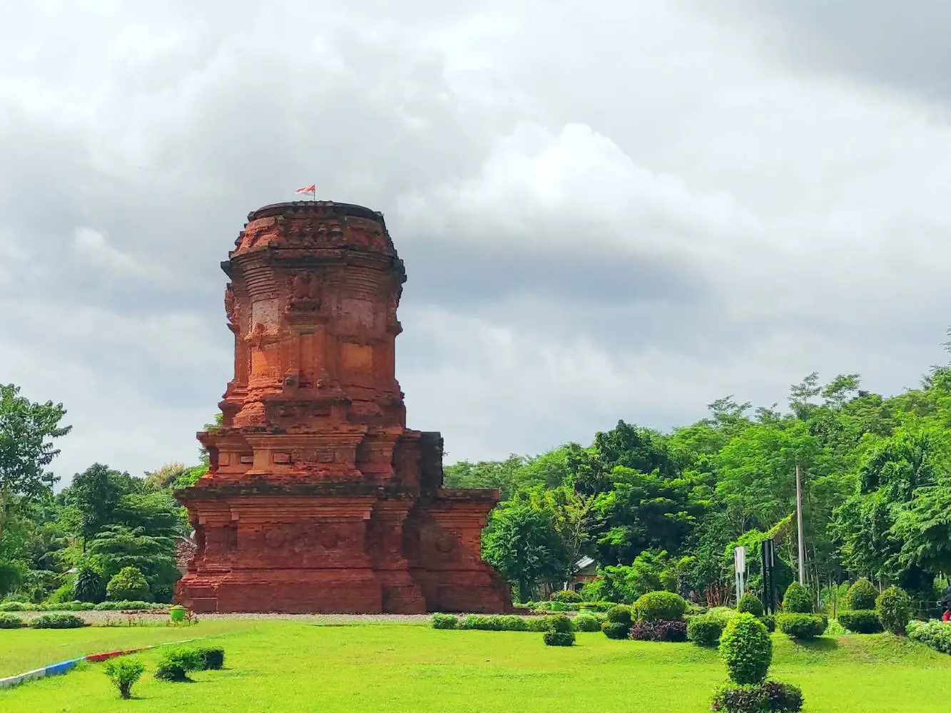 hijaunya area taman sekitar candi jabung