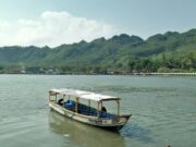 Perahu penumpang yang ada di Pantai Logending