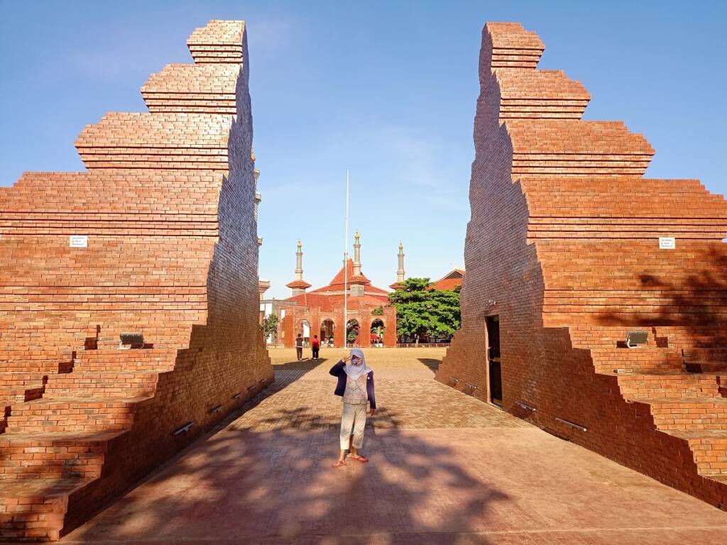 Alun-alun Kejaksan Cirebon dan ciri khas bata merah pada gerbang dan pavingnya.