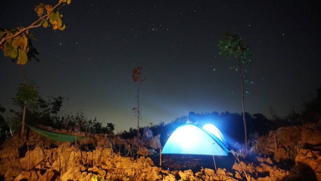Tenda di bukit Goa Lawa