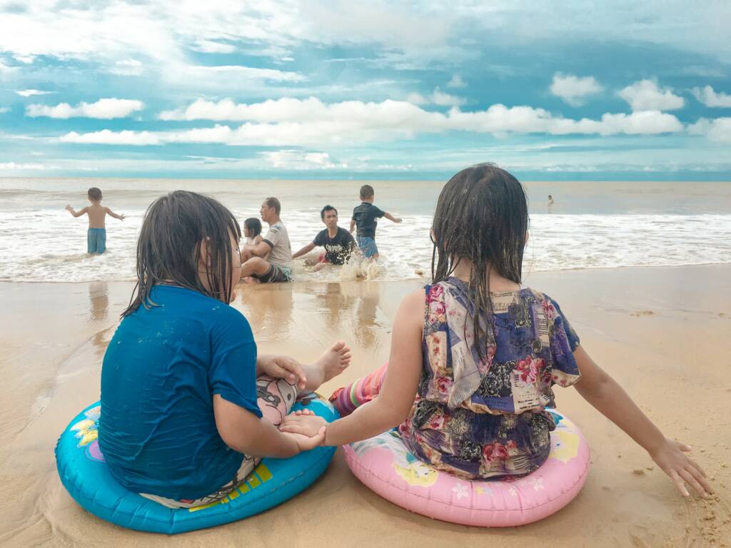 Pengunjung yang sedang bermain air di Pantai Kura-kura Bengkayang