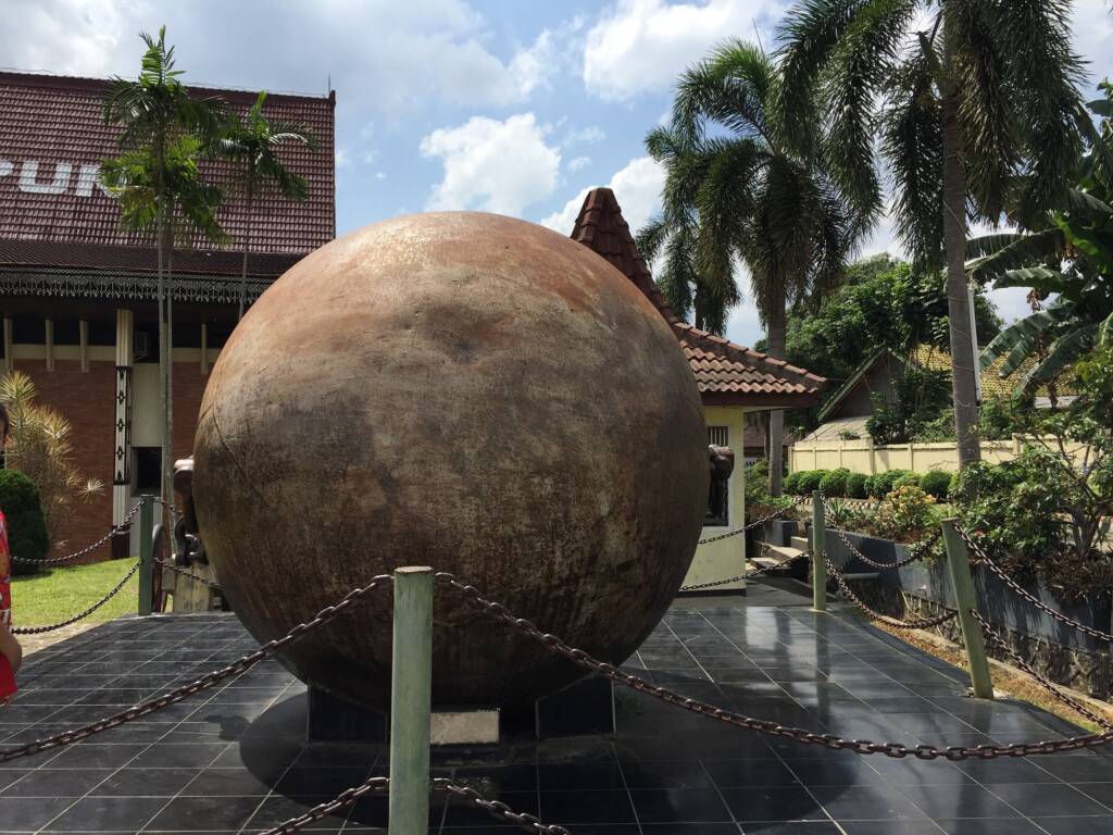Bola Besi di depan Halaman Museum Lampung