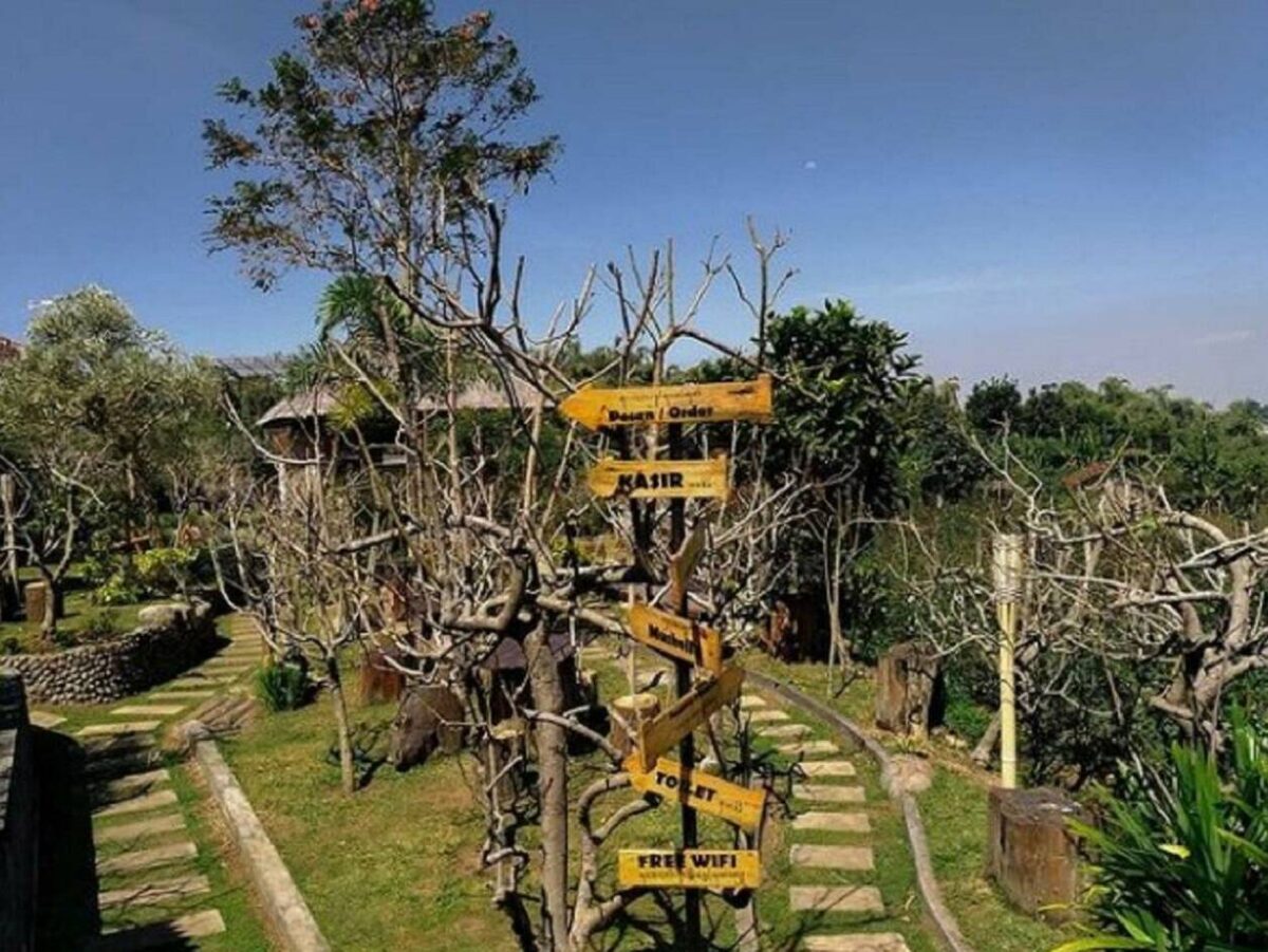 Suasana D'Goendoe Cafe di tengah kebun apel