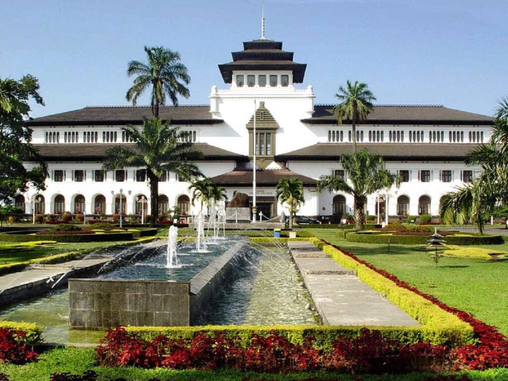 Gedung Sate telah menjai salah satu ikon wisata sekaligus landmark Bandung.