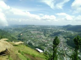 Pesona dari puncak bukit