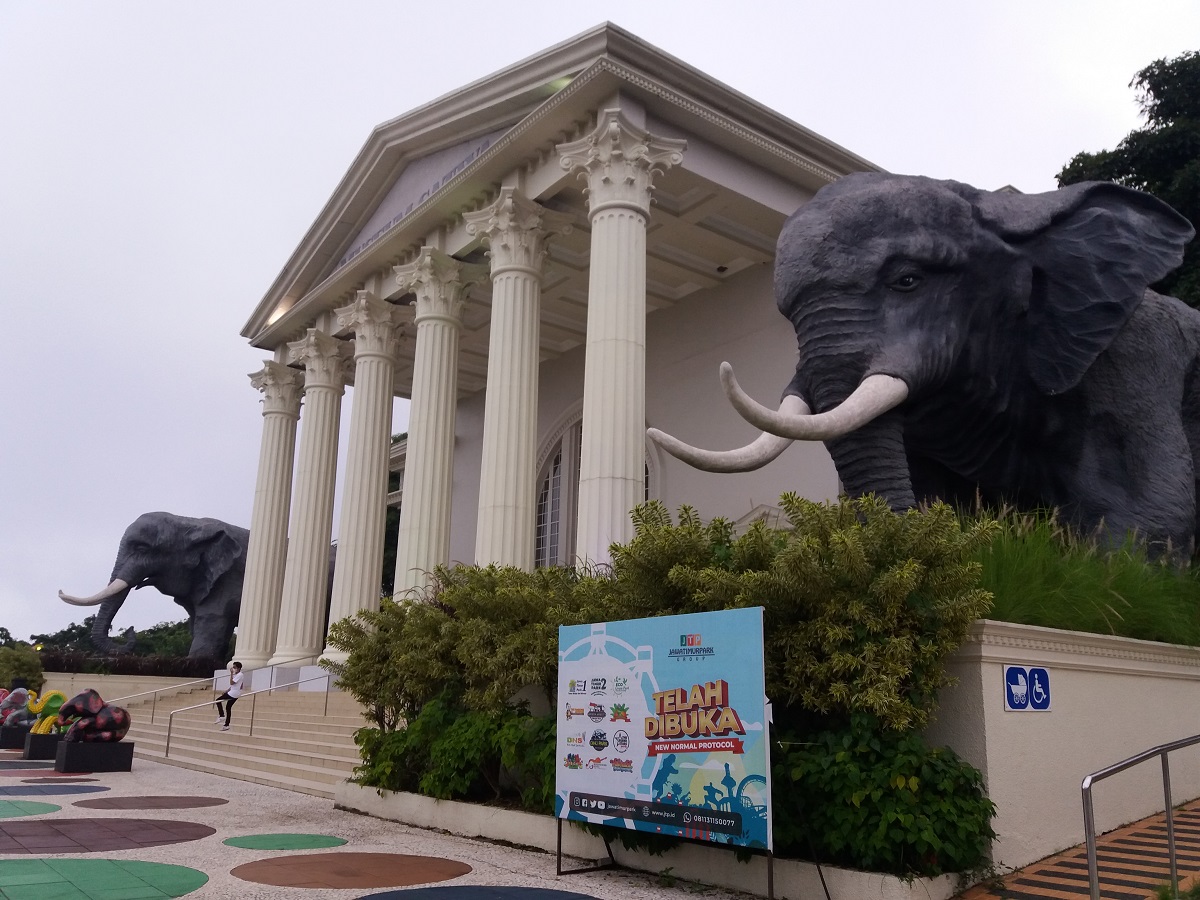 Museum Satwa Jatim Park 2 berada dalam bangunan dengan pilar-pilar layaknya istana.