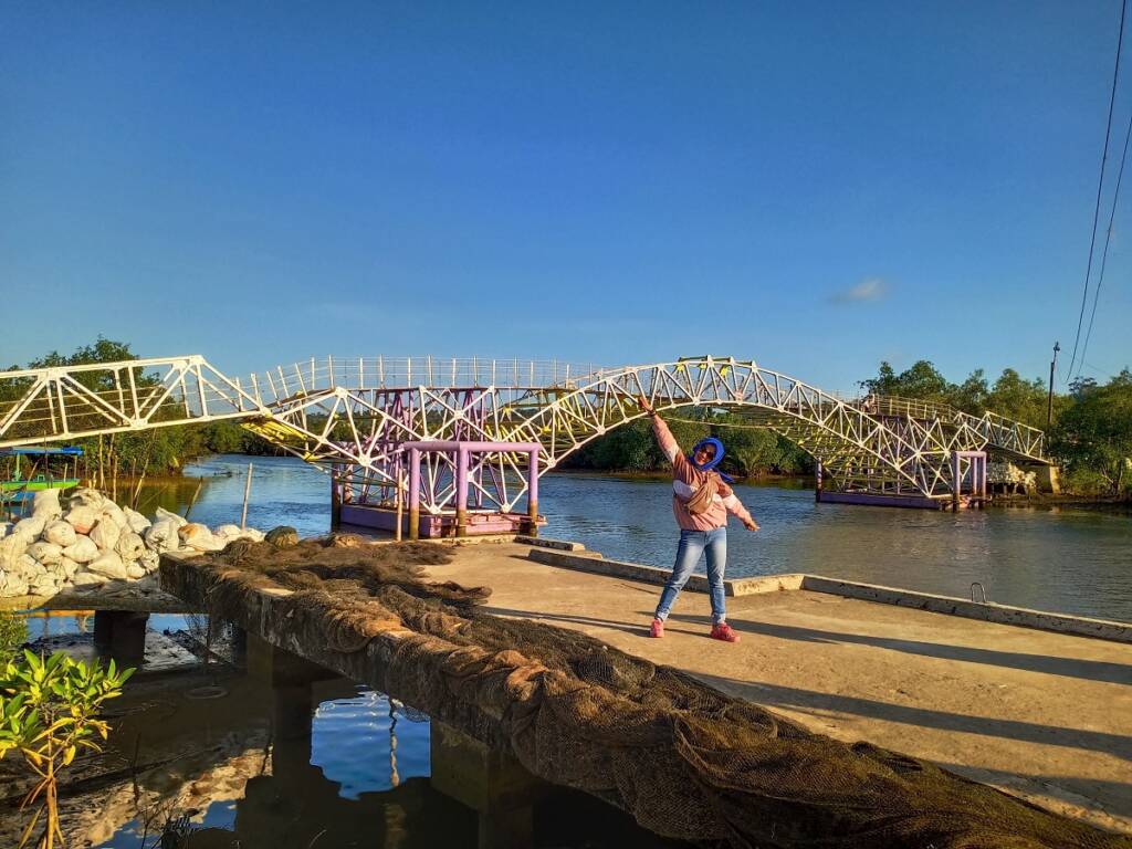Jembatan penghubung dengan arsitektur terapung