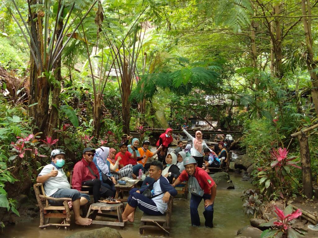 Kafe dengan Alas Aliran Air Sungai
