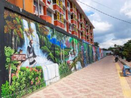 kampung warna-warni teluk seribu dengan bangunan penuh warna