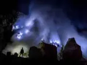Fenomena Blue Fire Kawah Ijen menjadi salah satu yang terbesar di dunia.