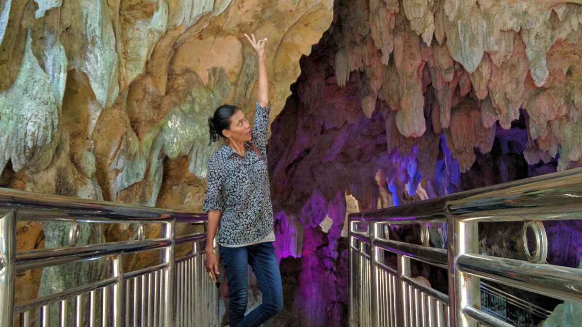 Pesona yang ada di dalam Goa Lawa